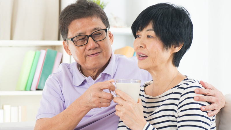 Có nên uống sữa dành cho người già bị cao huyết áp không?