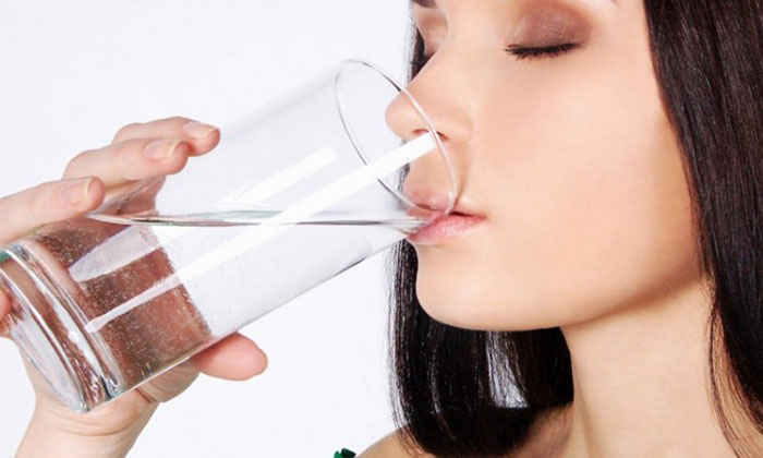 Uống đủ nước mỗi ngày để giảm cảm giác thèm ăn và đốt calo hiệu quả