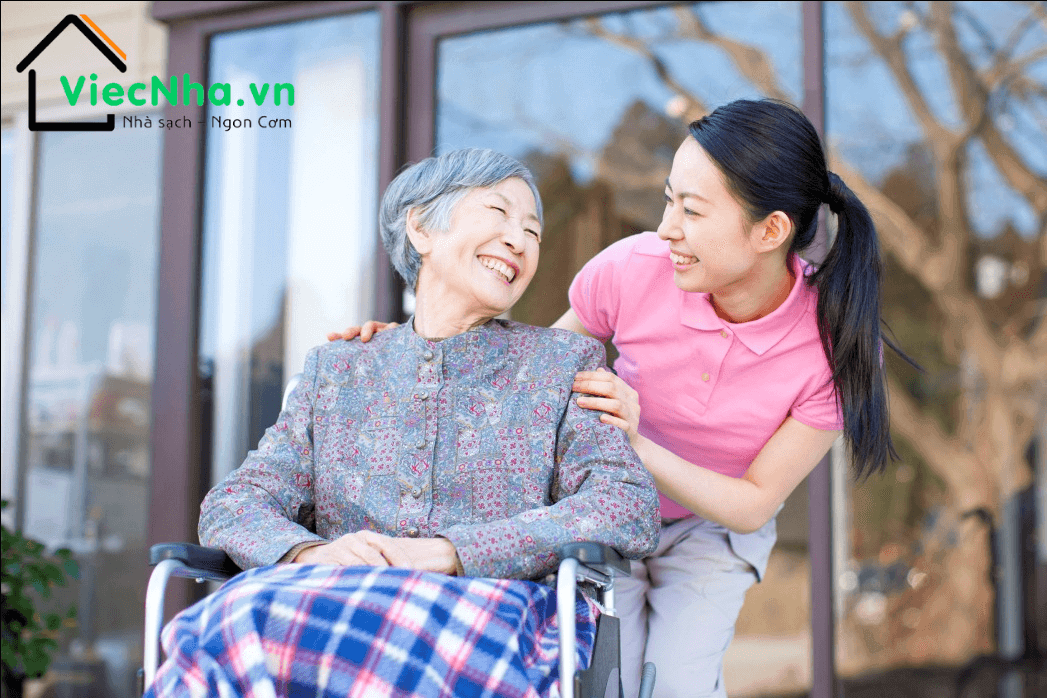 Thuê giúp việc chăm sóc người già giúp gia đình an tâm khi làm việc