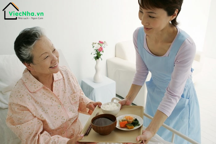 Chọn dịch vụ giúp việc chăm sóc người già của viecnha.vn, bạn có thể an tâm